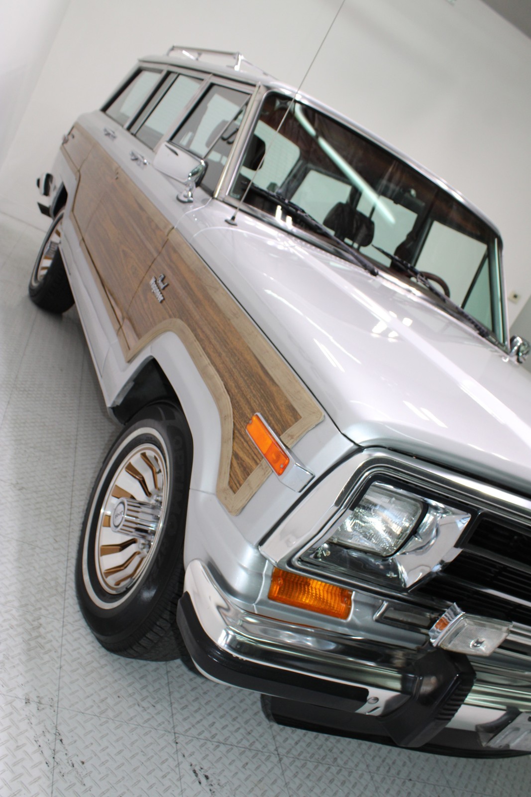 Jeep-Grand-Wagoneer-1986-SUV-13