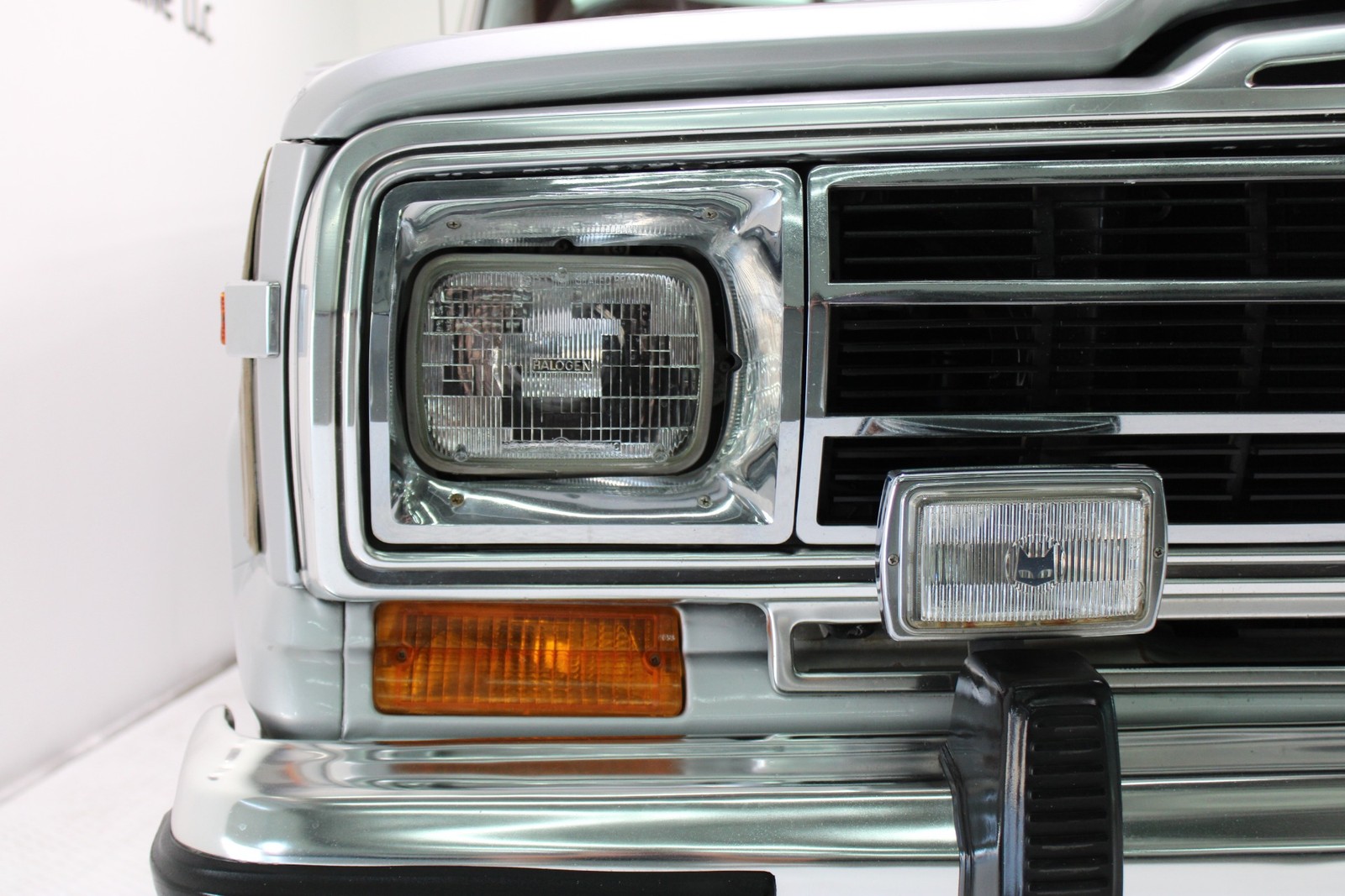 Jeep-Grand-Wagoneer-1986-SUV-17