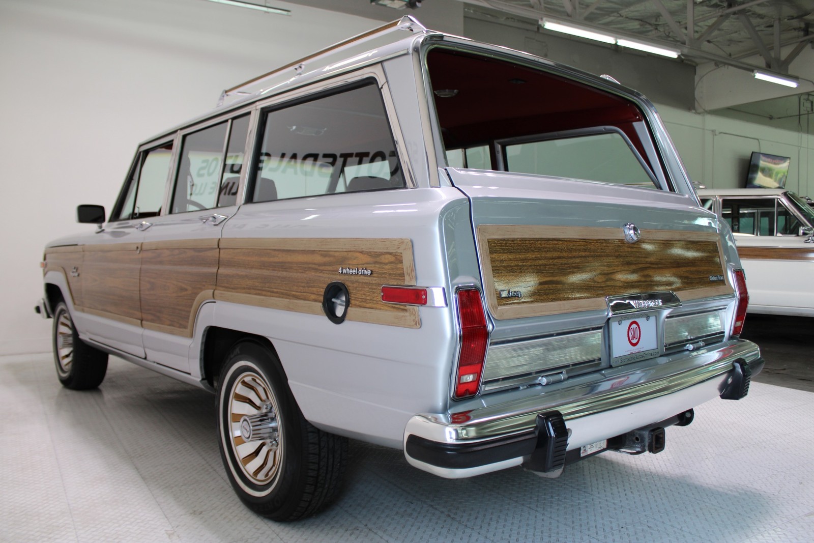 Jeep-Grand-Wagoneer-1986-SUV-2