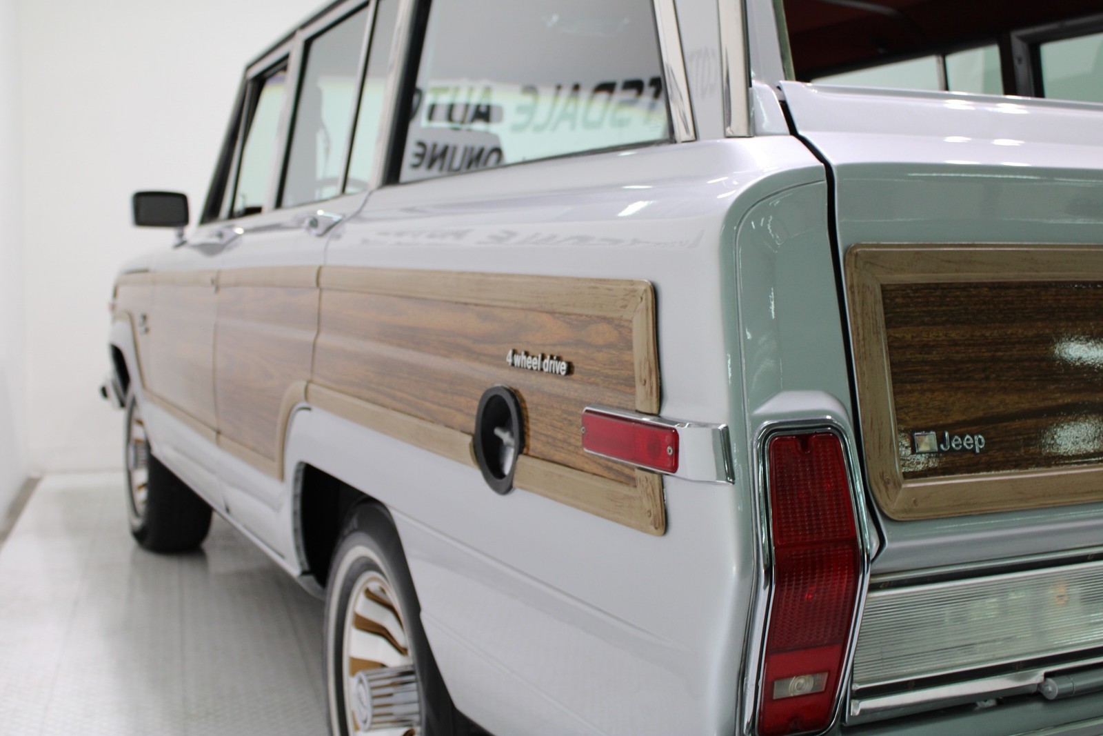 Jeep-Grand-Wagoneer-1986-SUV-21