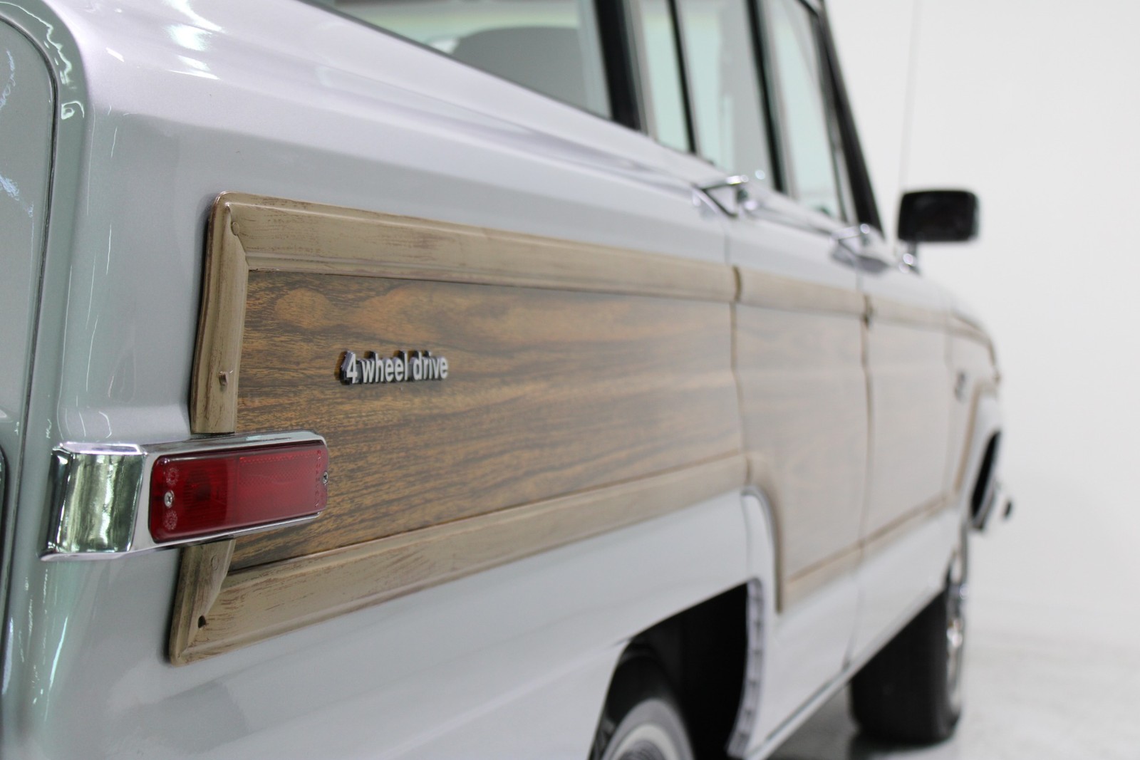 Jeep-Grand-Wagoneer-1986-SUV-24