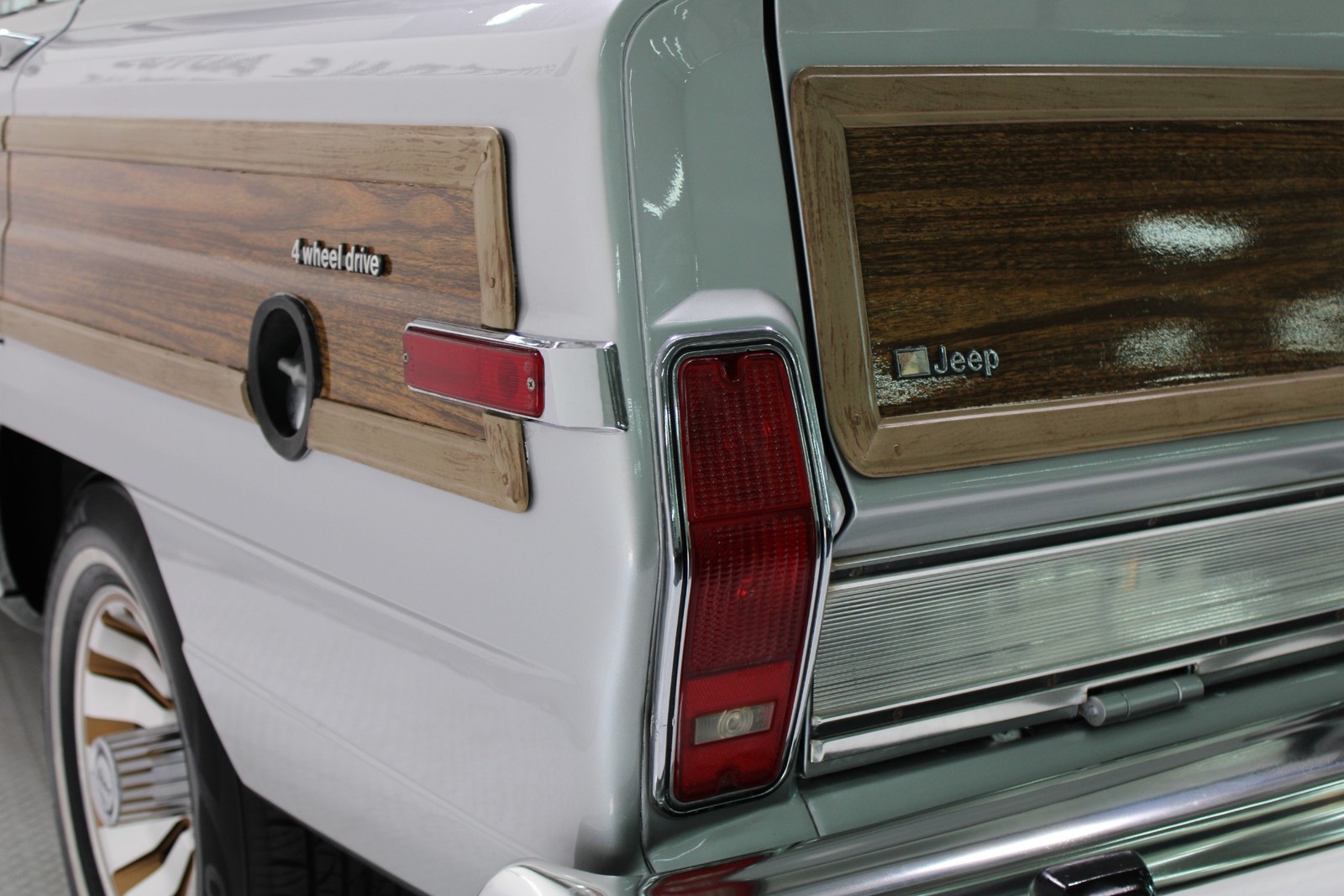 Jeep-Grand-Wagoneer-1986-SUV-30