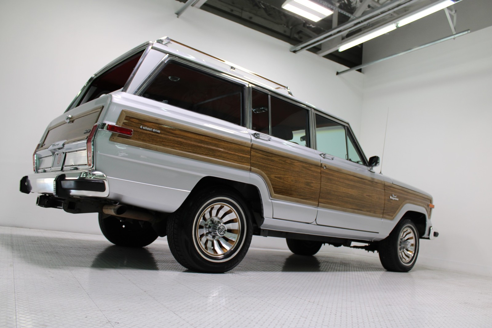 Jeep-Grand-Wagoneer-1986-SUV-34