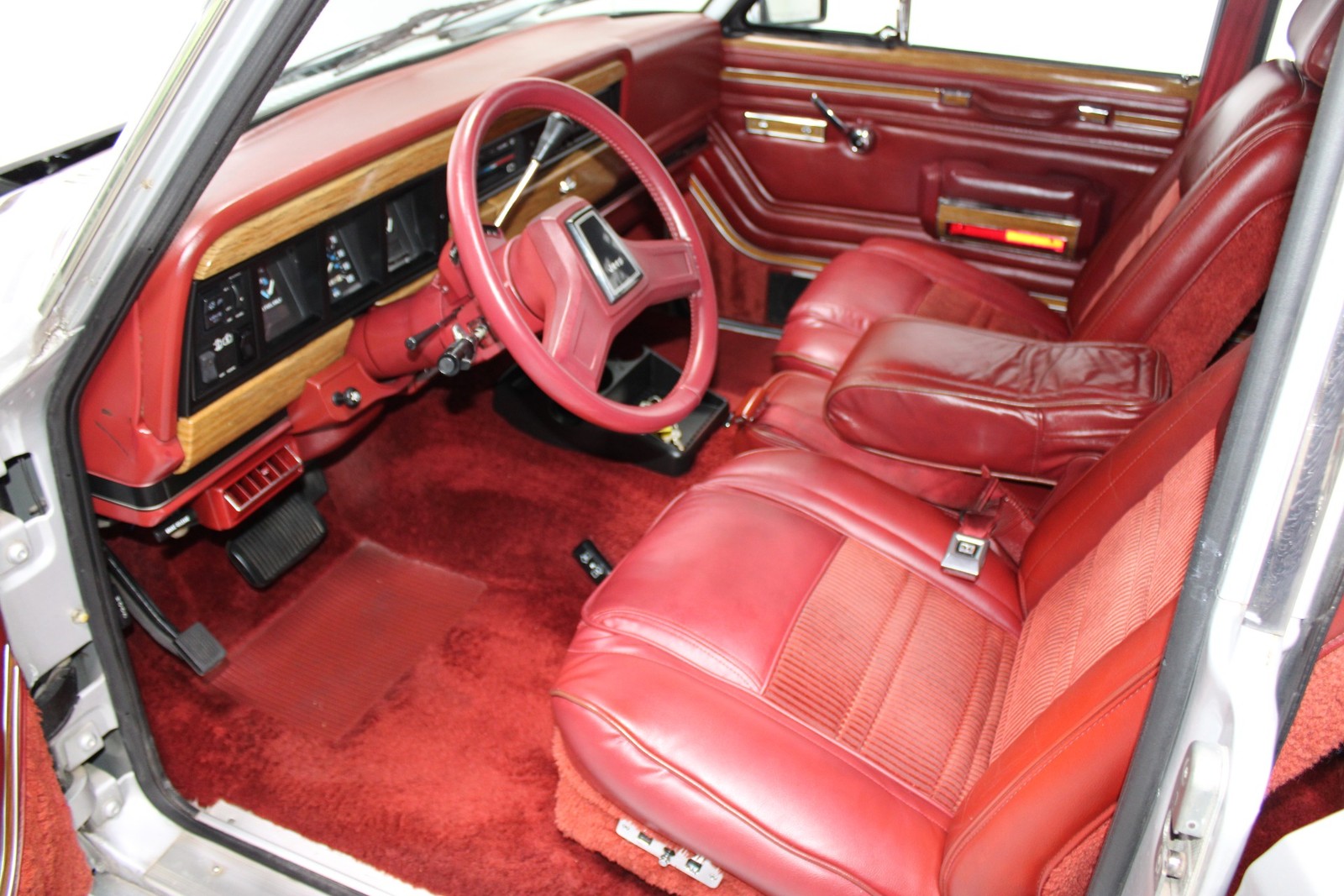 Jeep-Grand-Wagoneer-1986-SUV-5