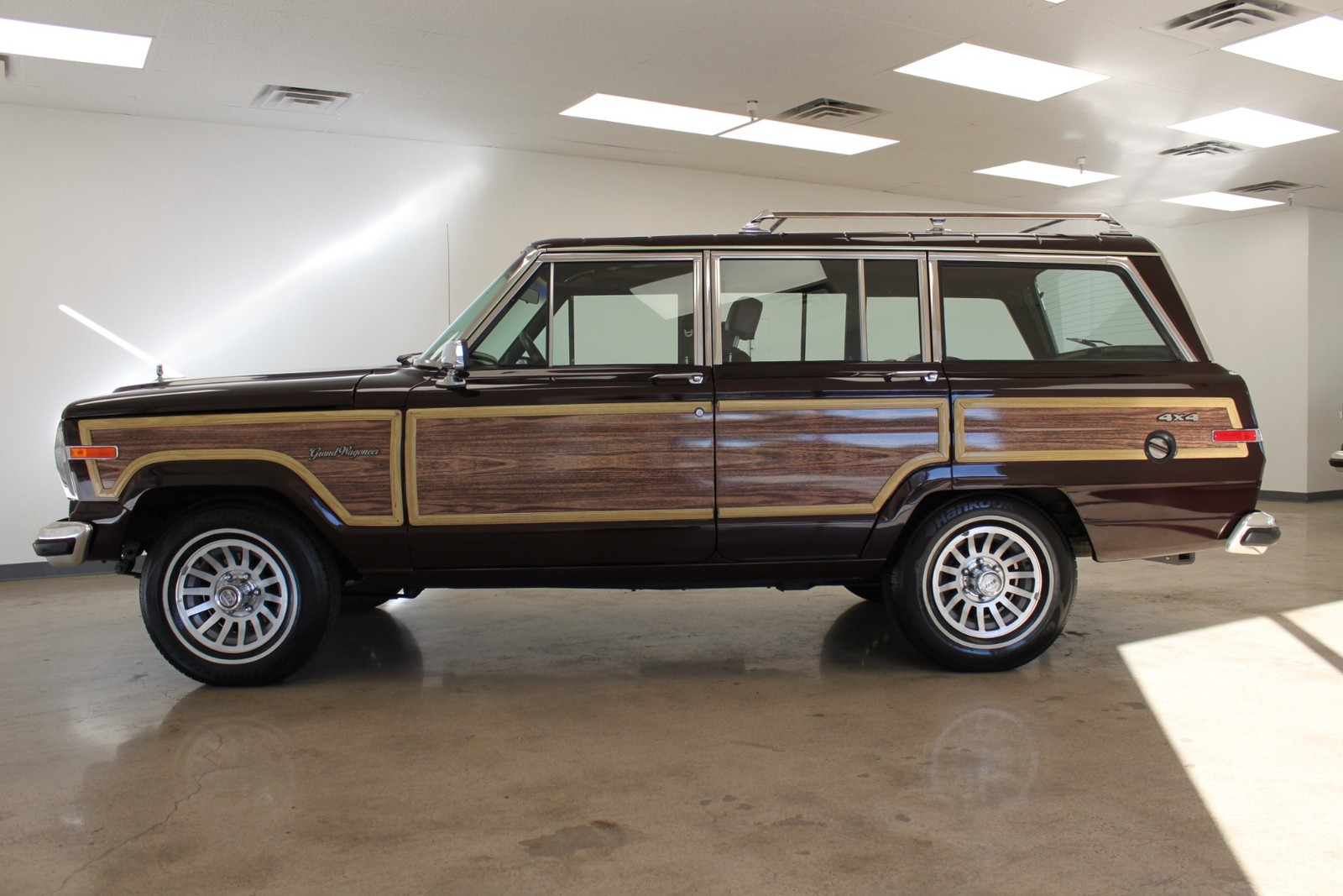 Jeep-Grand-Wagoneer-1989-SUV-1