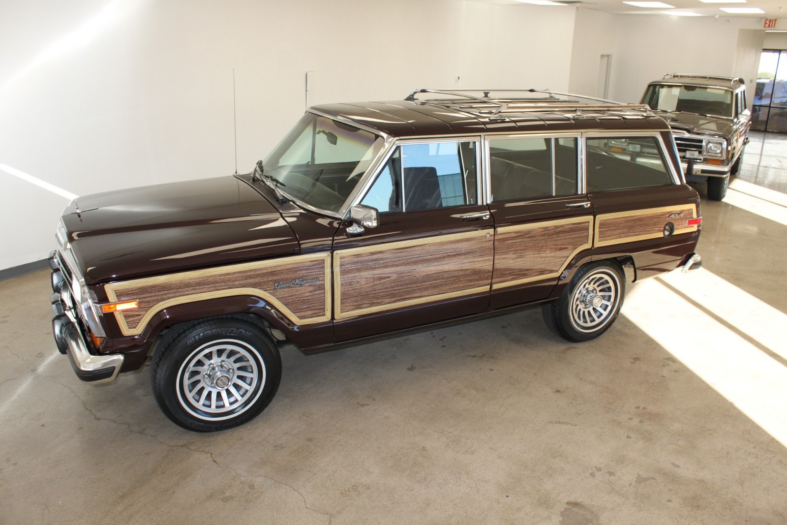 Jeep-Grand-Wagoneer-1989-SUV-11
