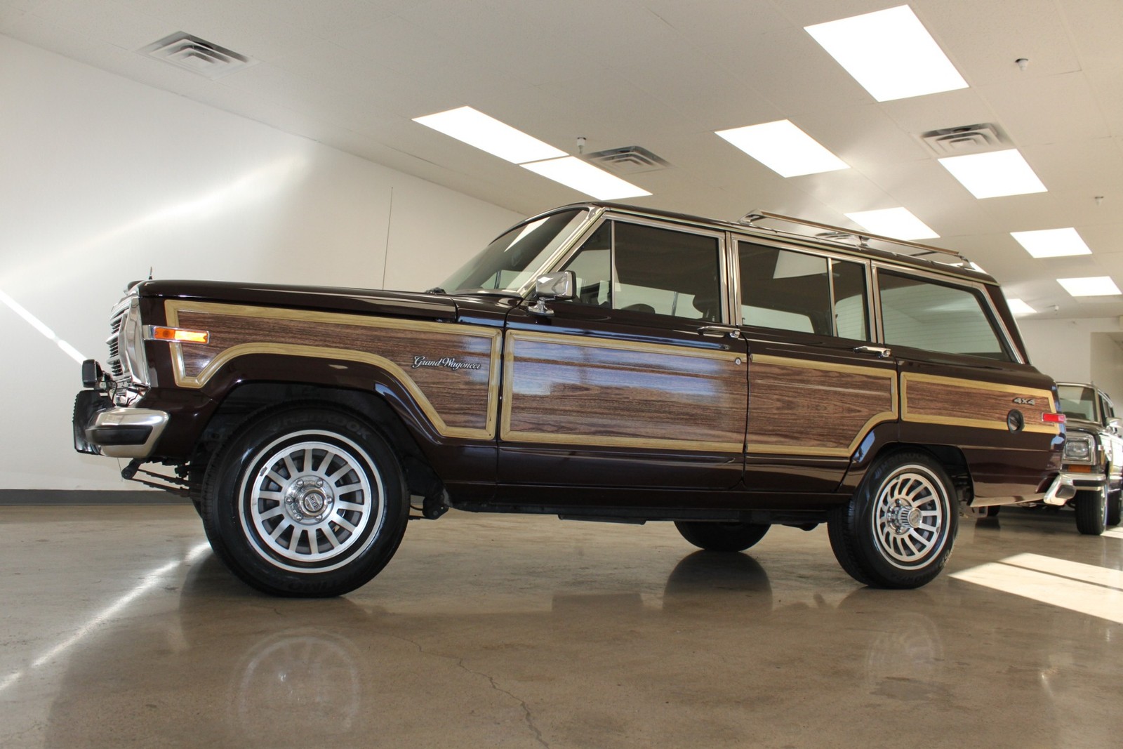 Jeep-Grand-Wagoneer-1989-SUV-12