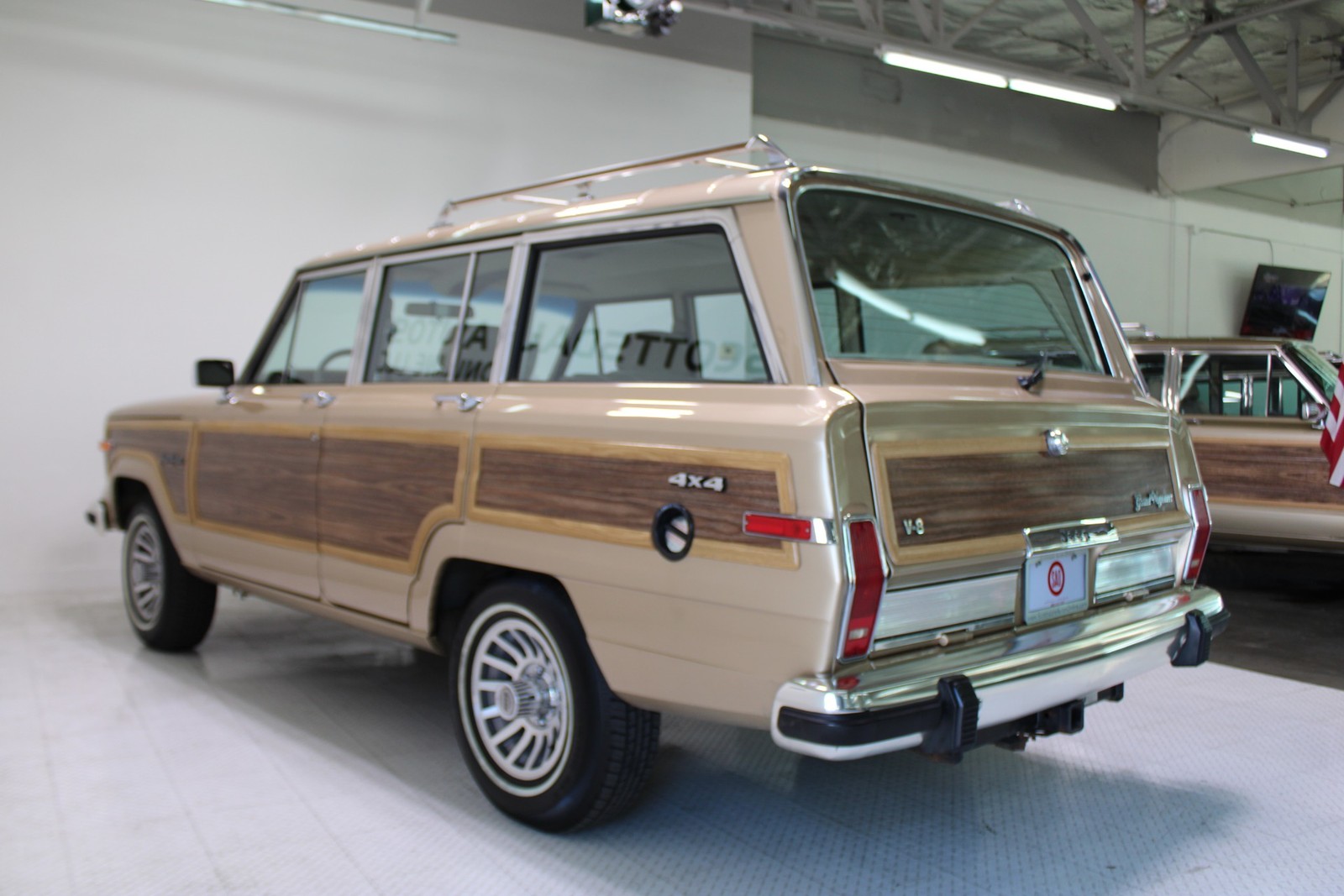 Jeep-Grand-Wagoneer-1989-SUV-2