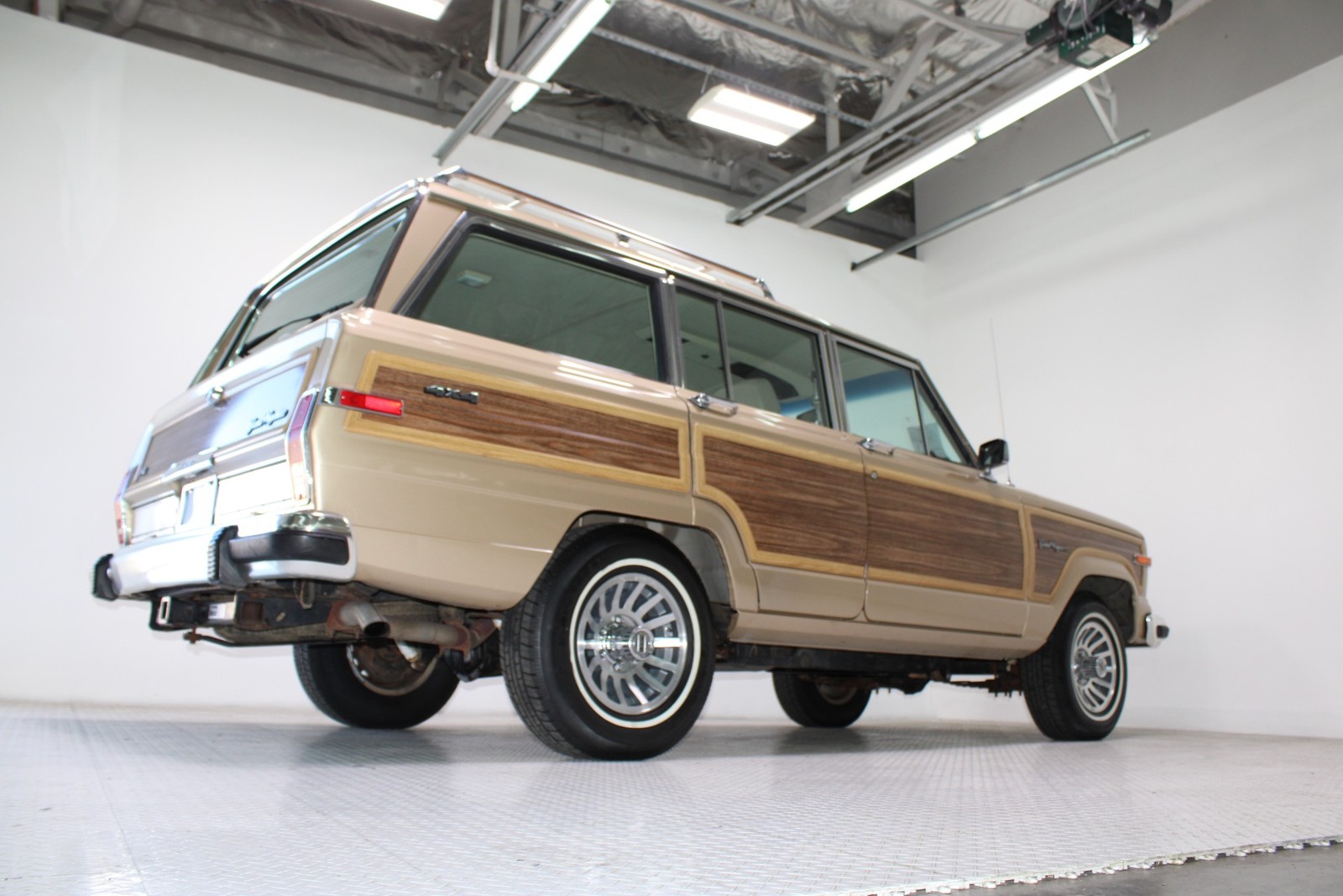 Jeep-Grand-Wagoneer-1989-SUV-22