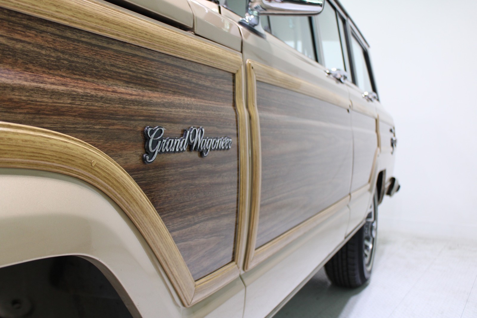 Jeep-Grand-Wagoneer-1989-SUV-24