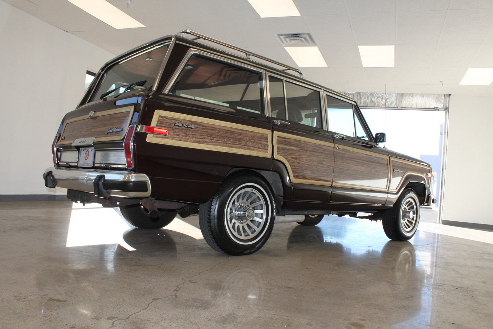 Jeep-Grand-Wagoneer-1989-SUV-24