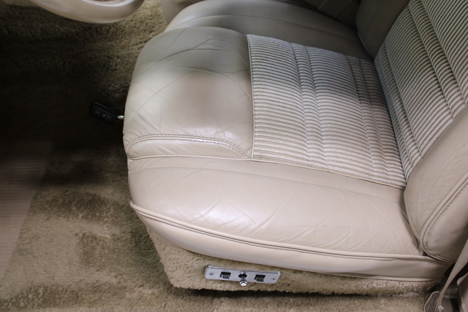 Jeep-Grand-Wagoneer-1989-SUV-32