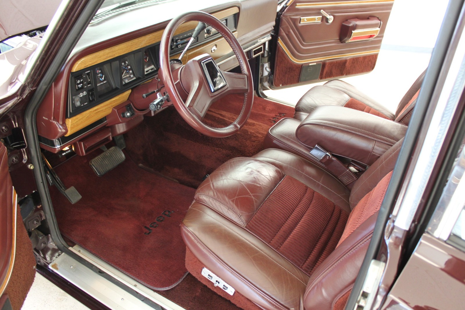 Jeep-Grand-Wagoneer-1989-SUV-5