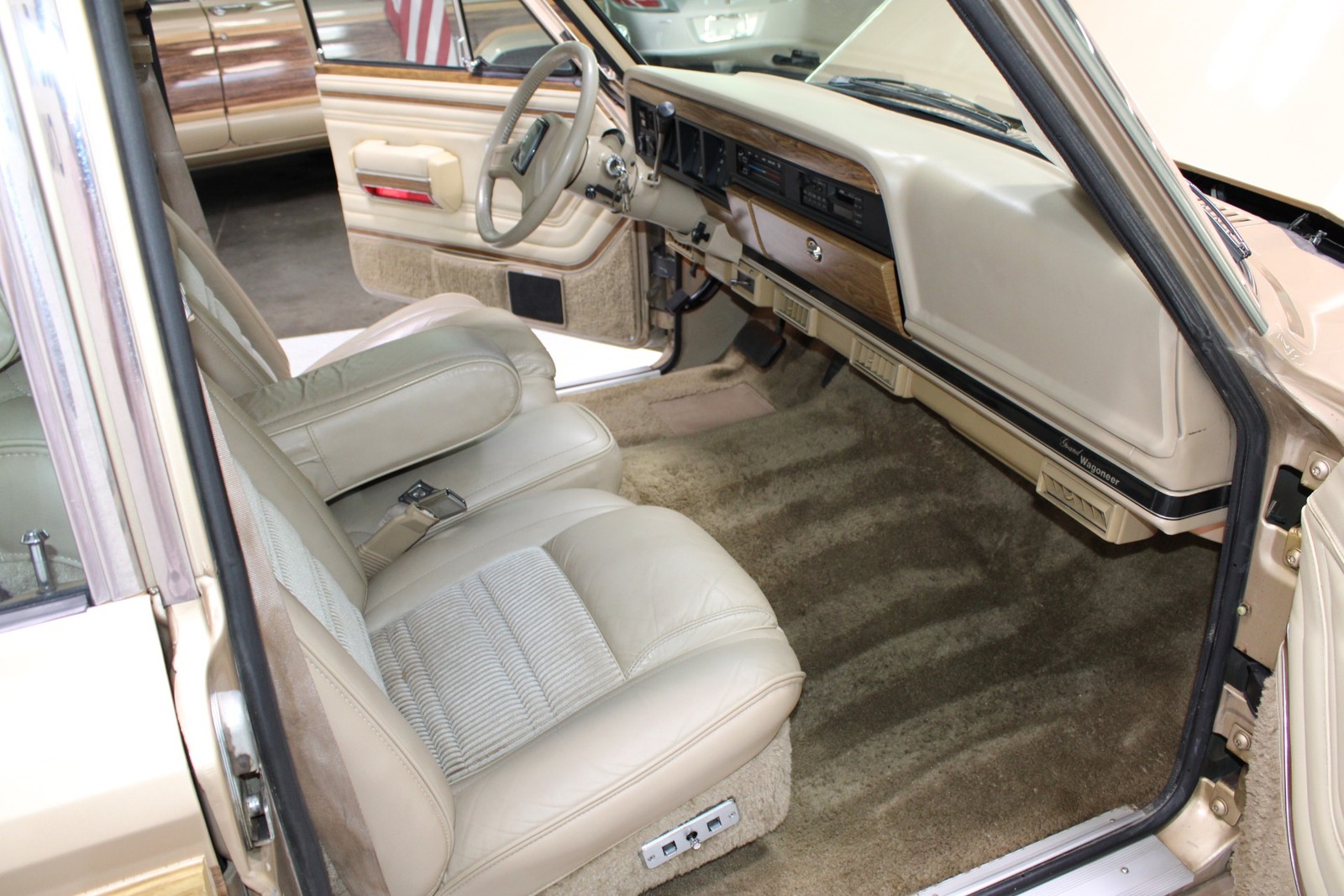 Jeep-Grand-Wagoneer-1989-SUV-7