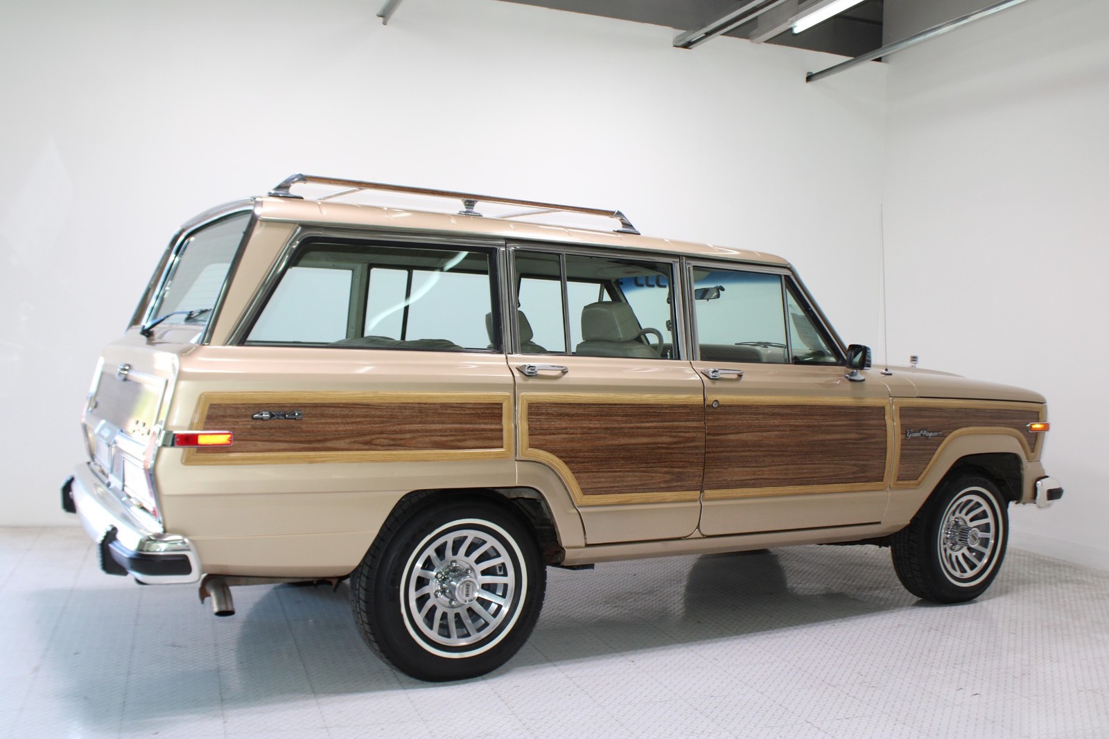 Jeep-Grand-Wagoneer-1989-SUV-8