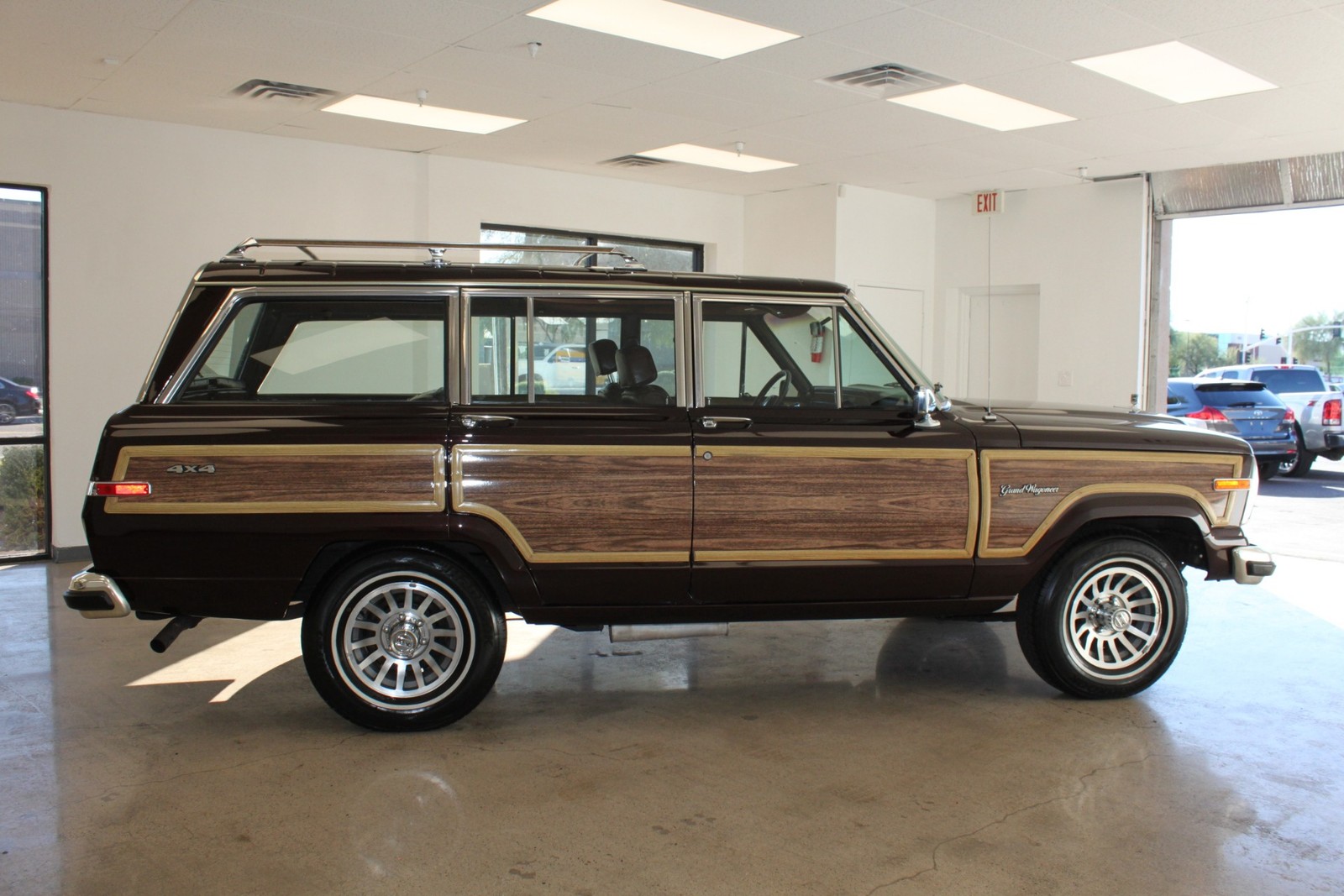 Jeep-Grand-Wagoneer-1989-SUV-8