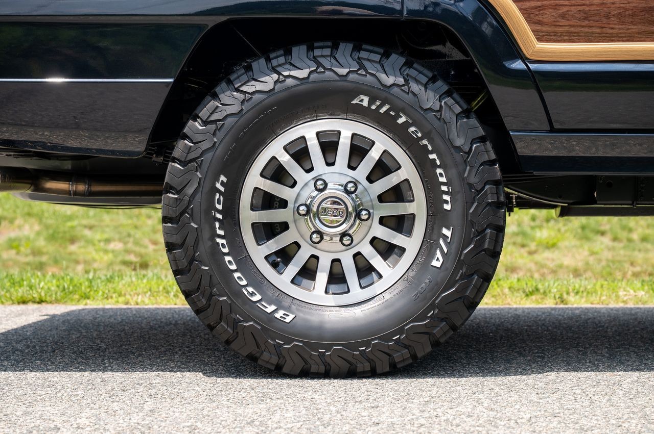 Jeep-Wagoneer-1991-SUV-11