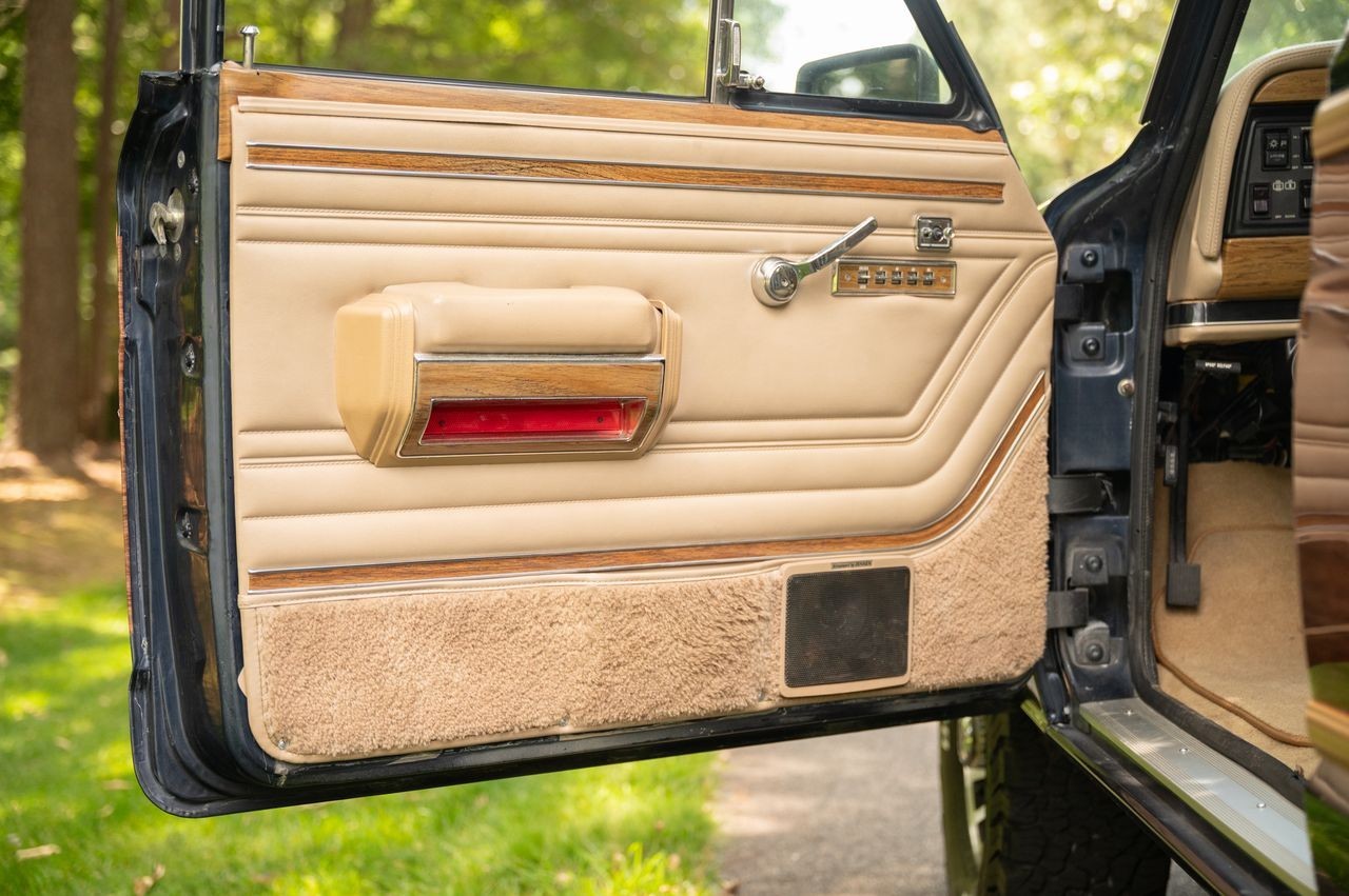 Jeep-Wagoneer-1991-SUV-16