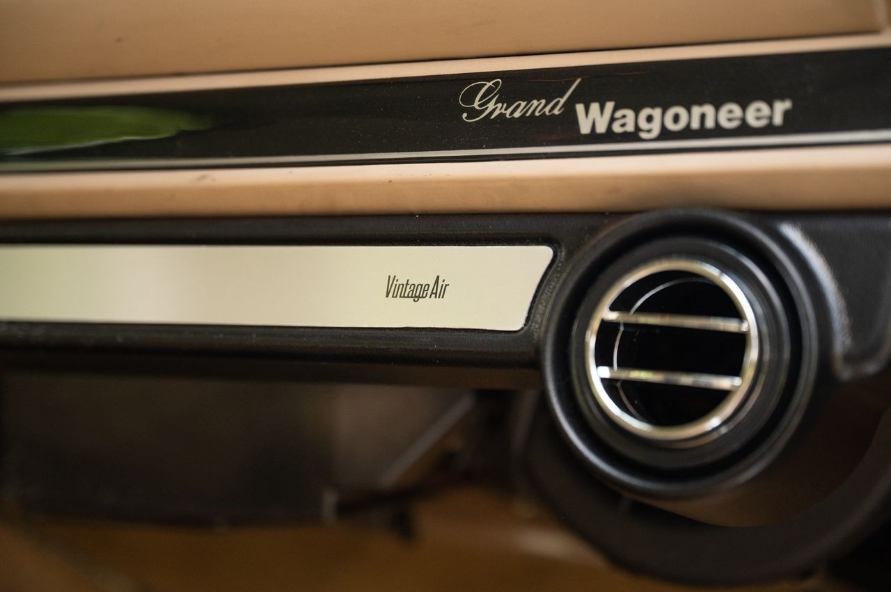 Jeep-Wagoneer-1991-SUV-23