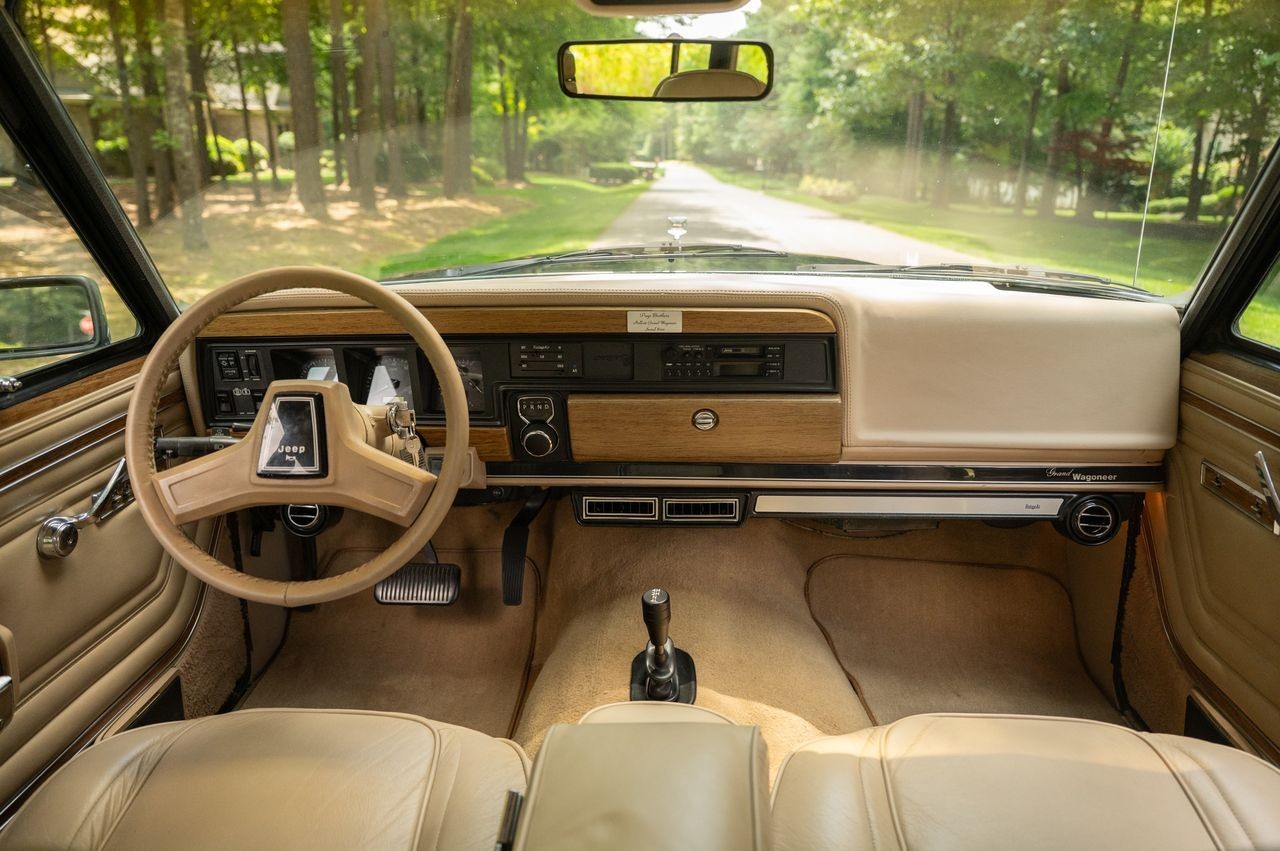 Jeep-Wagoneer-1991-SUV-4