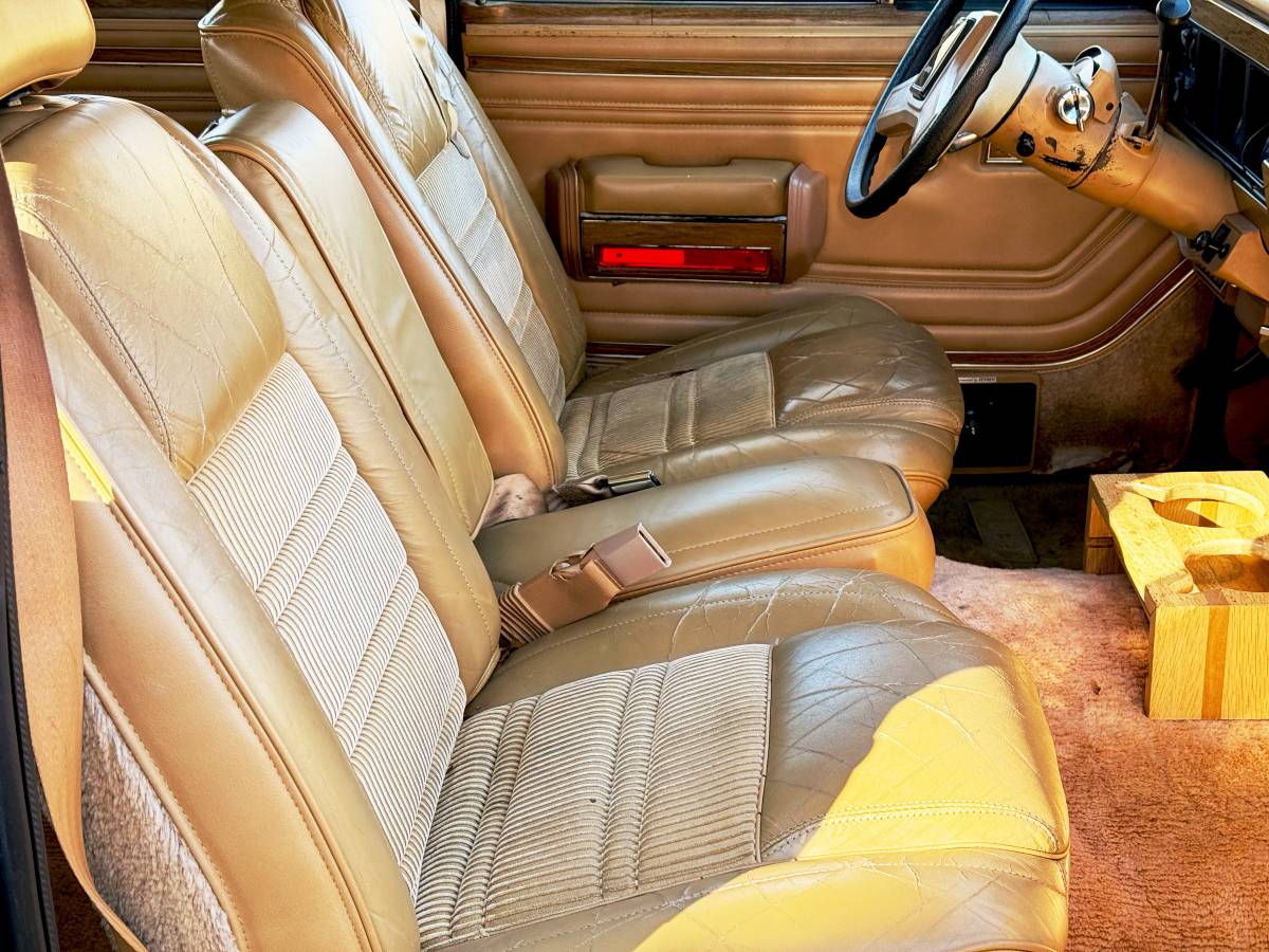 Jeep-grand-wagoneer-1987-11