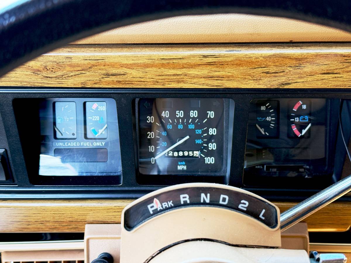 Jeep-grand-wagoneer-1987-16