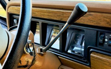 Jeep-grand-wagoneer-1987-18