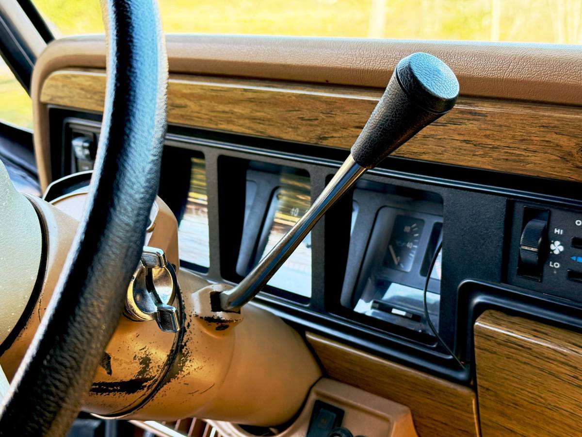 Jeep-grand-wagoneer-1987-18