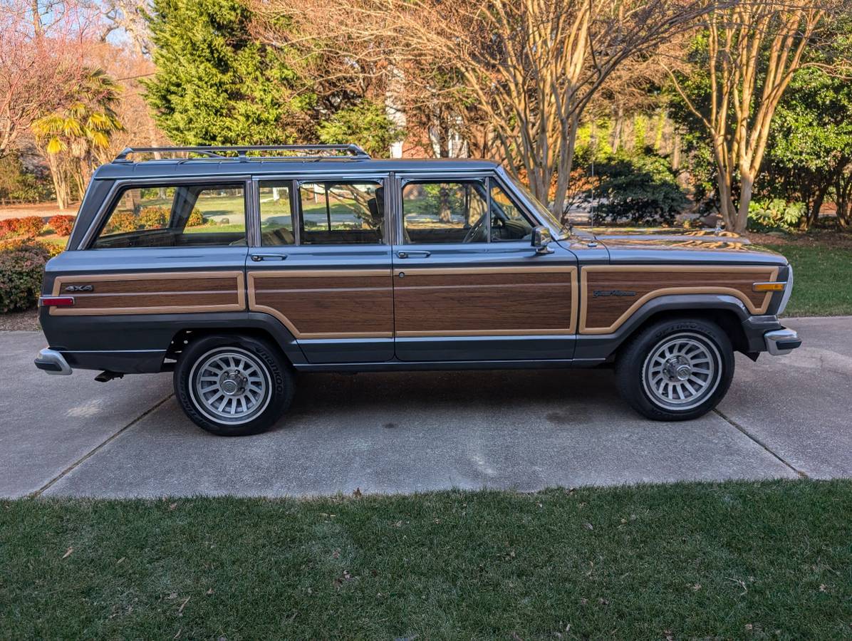 Jeep-grand-wagoneer-1988-grey-1