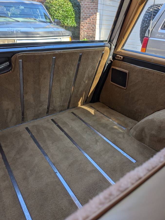 Jeep-grand-wagoneer-1988-grey-11