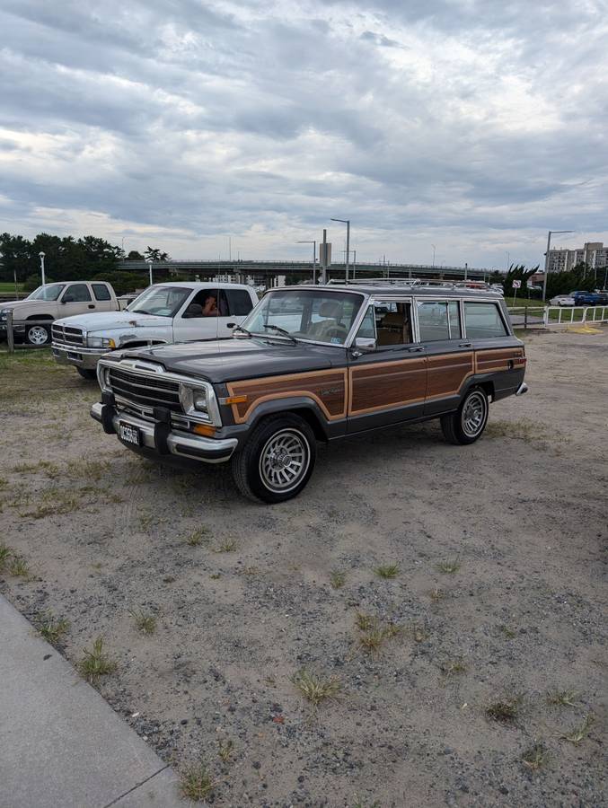 Jeep-grand-wagoneer-1988-grey-14