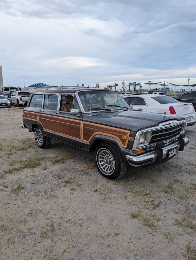 Jeep-grand-wagoneer-1988-grey-15