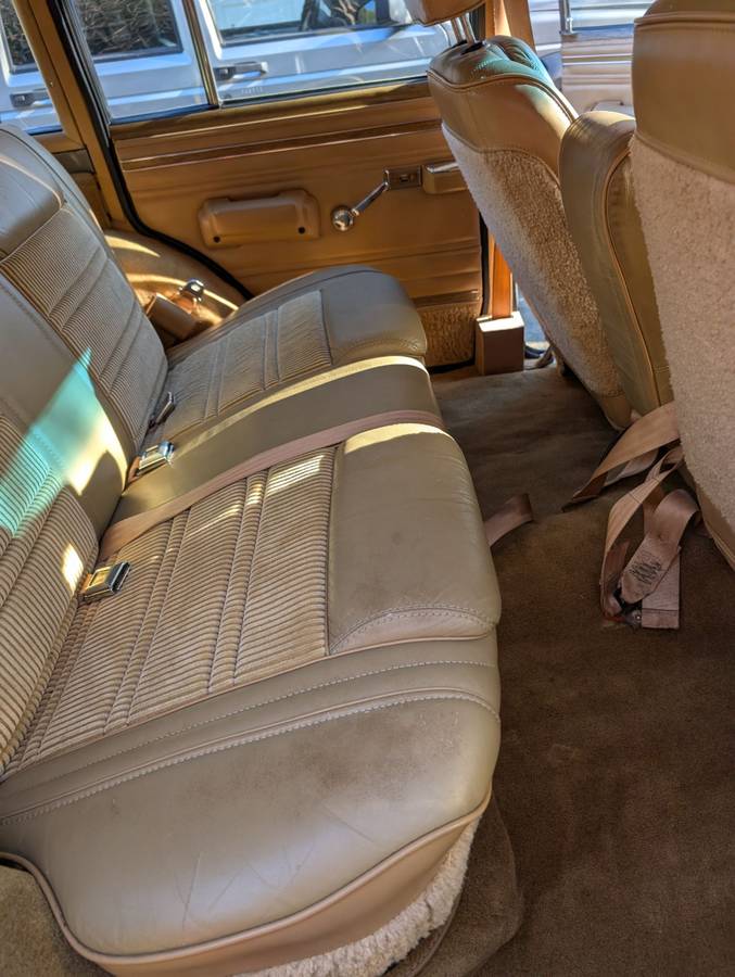 Jeep-grand-wagoneer-1988-grey-17