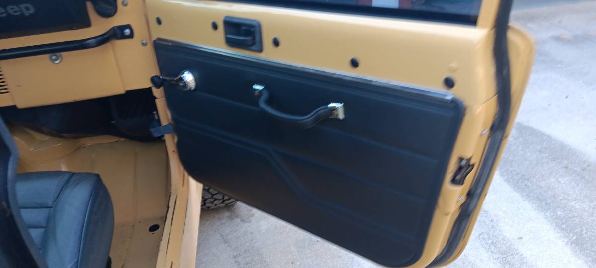 Jeep-scrambler-1982-yellow-15