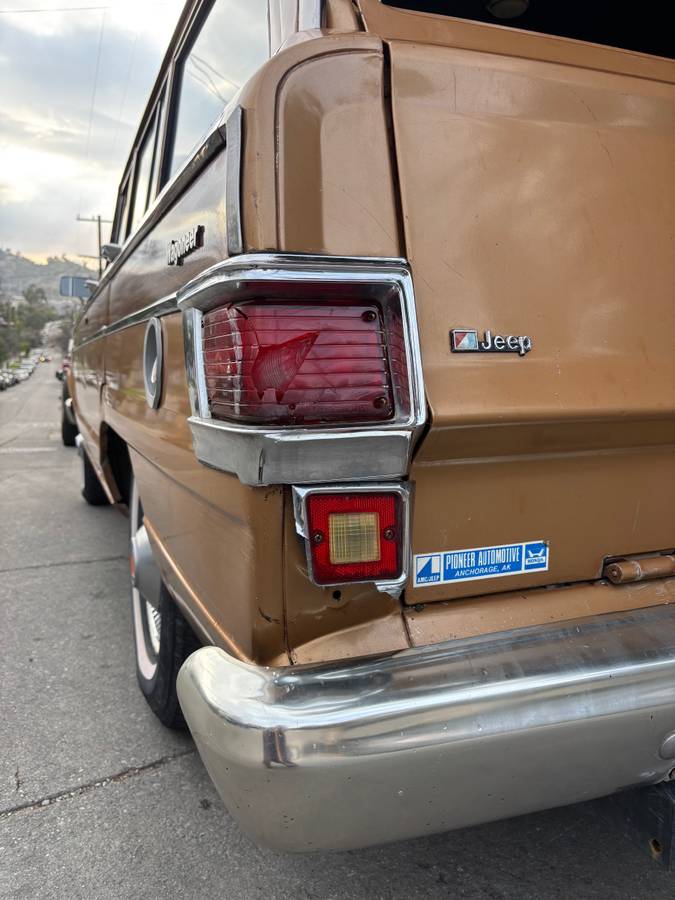 Jeep-wagoneer-1982-13