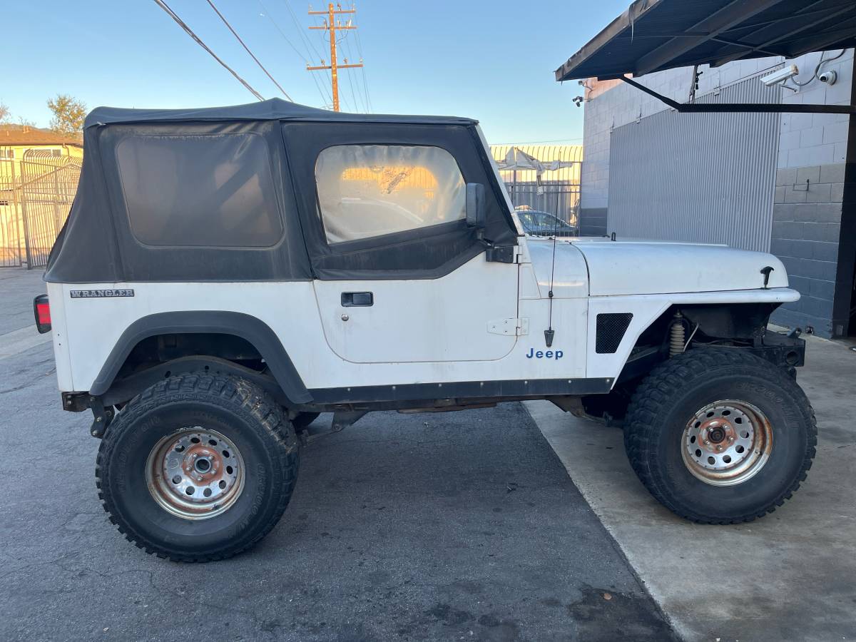 Jeep-wrangler-s-1990-white-2