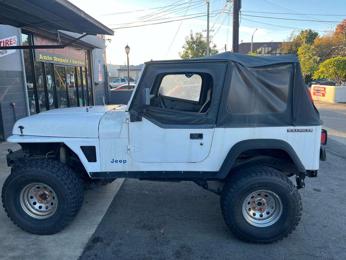 Jeep-wrangler-s-1990-white-3