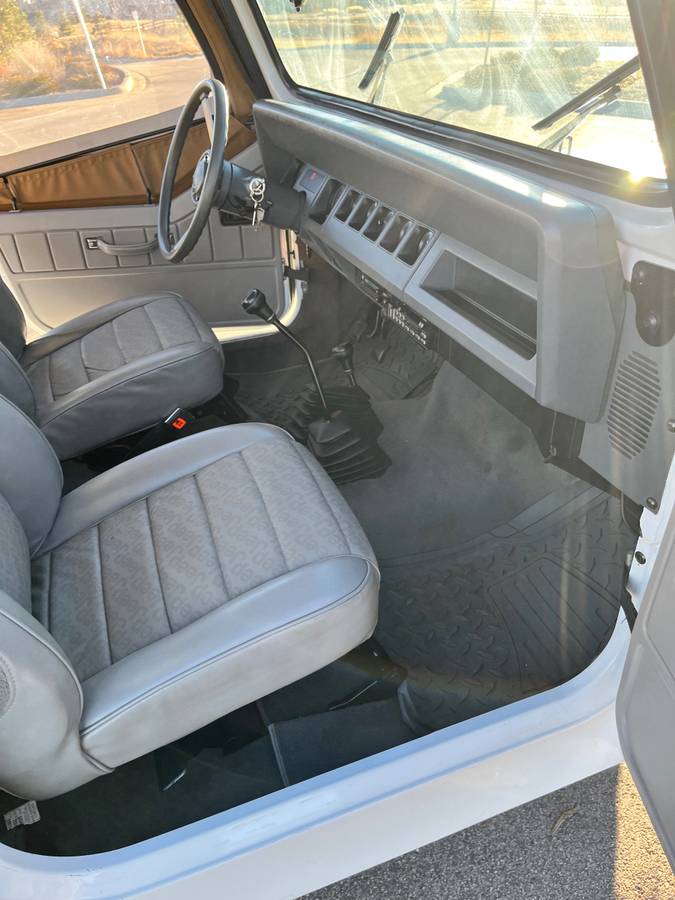 Jeep-wrangler-yj-1990-white-13