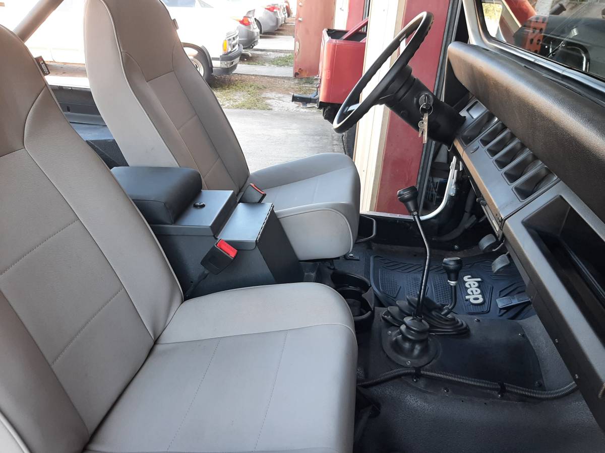 Jeep-wrangler-yj-1994-silver-8