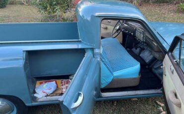 Kaiser-4-door-sedan-1948-1