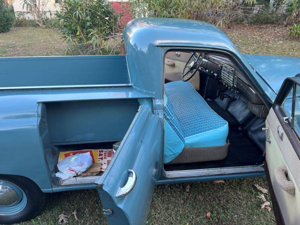 Kaiser-4-door-sedan-1948-1