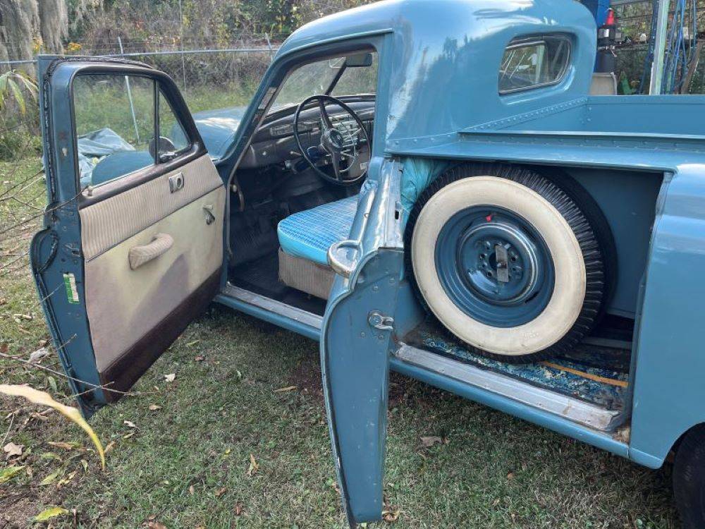 Kaiser-4-door-sedan-1948-2