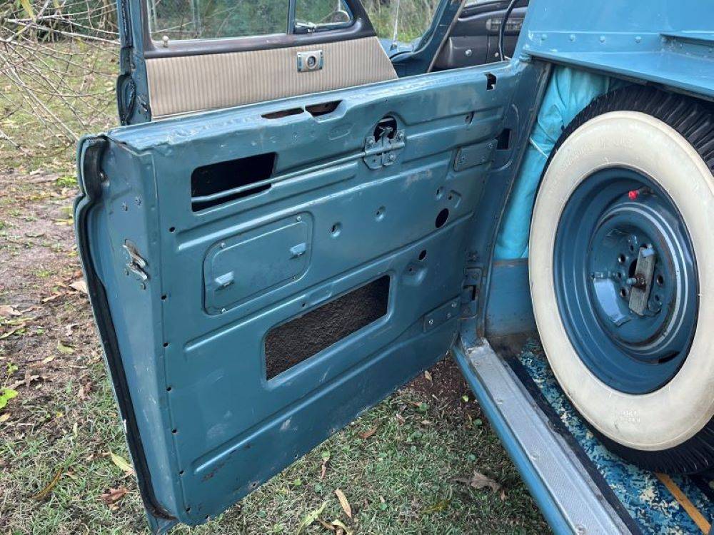 Kaiser-4-door-sedan-1948-3