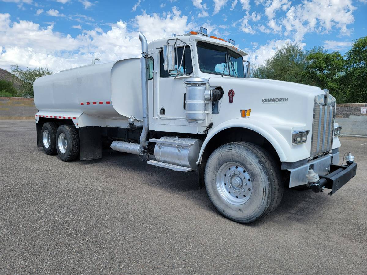 Kenworth-t800-water-truck-diesel-1996-white-1