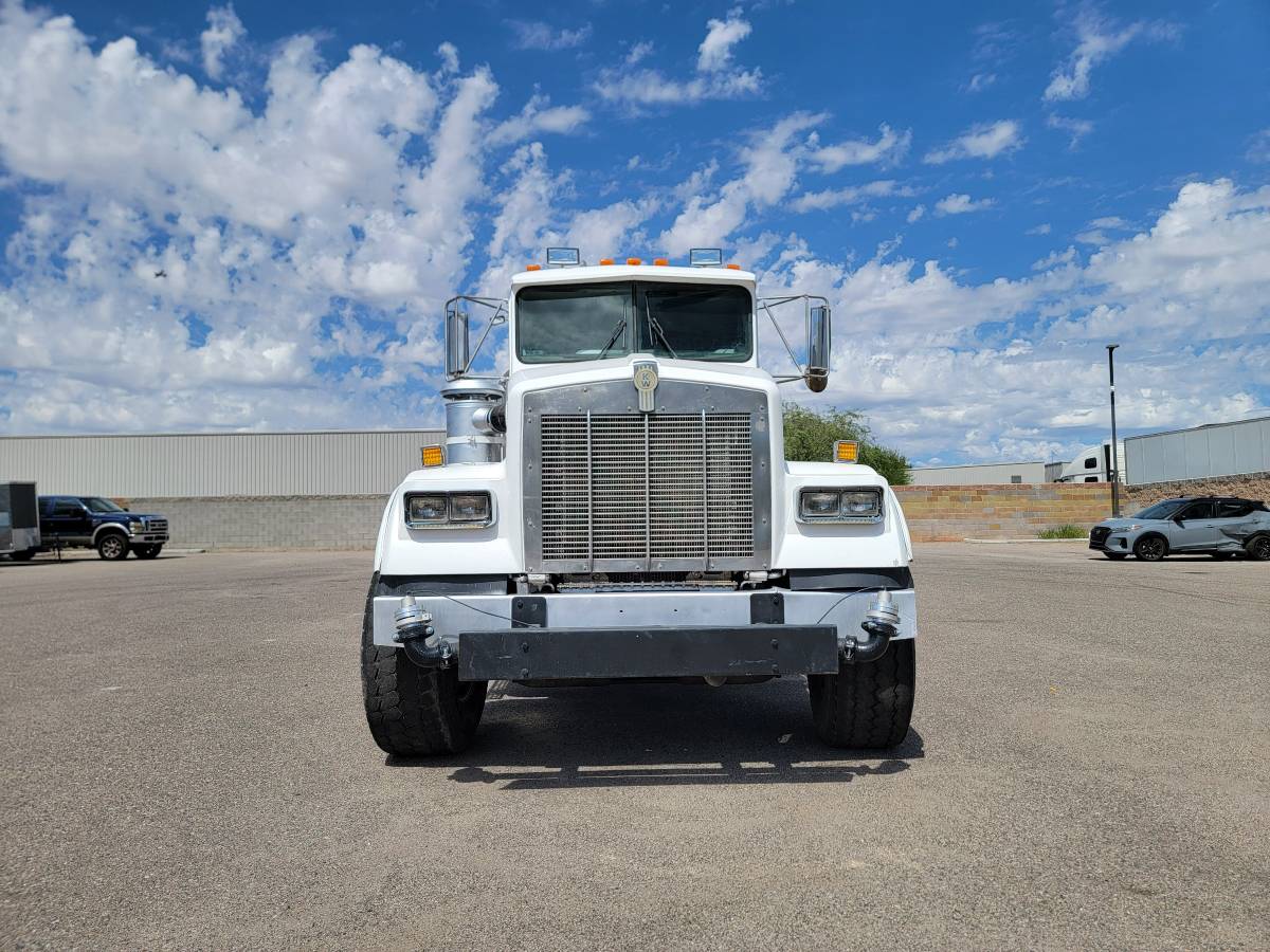 Kenworth-t800-water-truck-diesel-1996-white