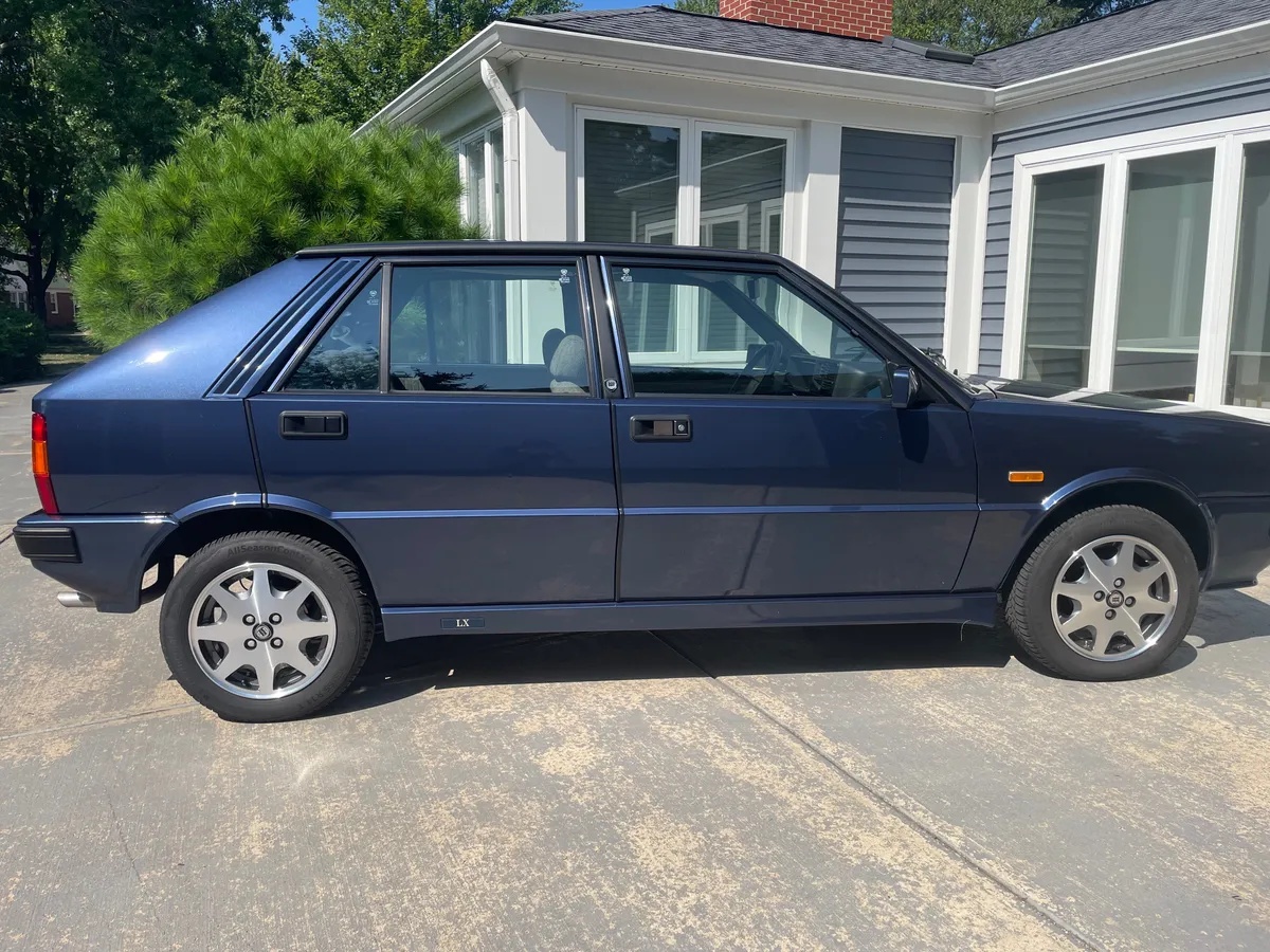 Lancia-Delta-1992-Madras-Blue-Gray-Cloth-Upholstery-16