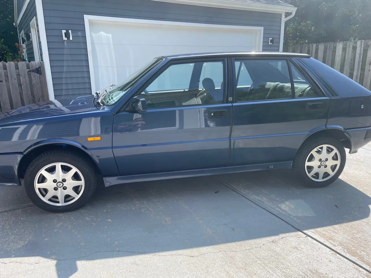 Lancia-Delta-1992-Madras-Blue-Gray-Cloth-Upholstery-17
