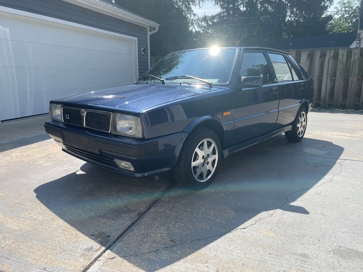 Lancia-Delta-1992-Madras-Blue-Gray-Cloth-Upholstery-18
