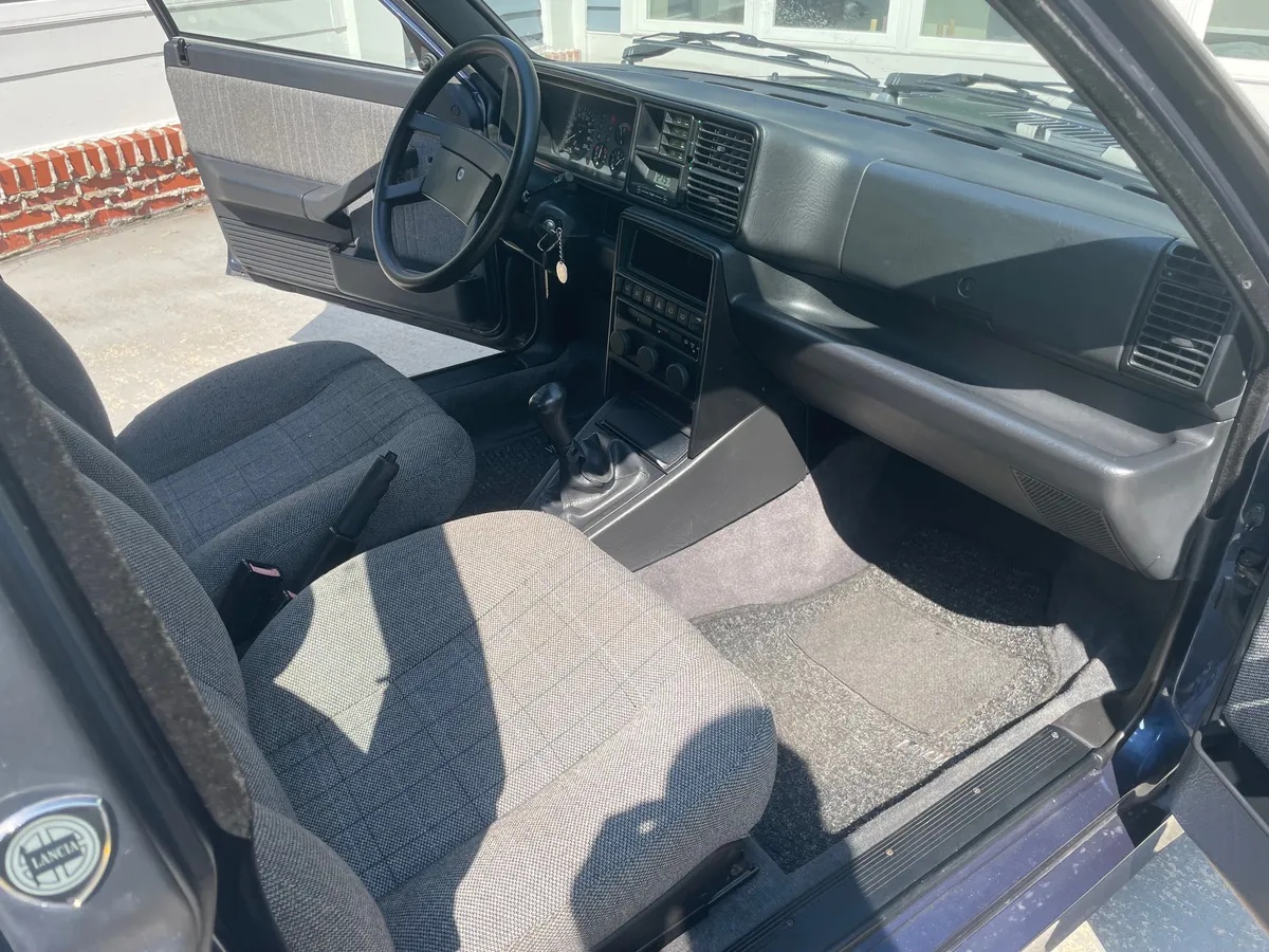 Lancia-Delta-1992-Madras-Blue-Gray-Cloth-Upholstery-8