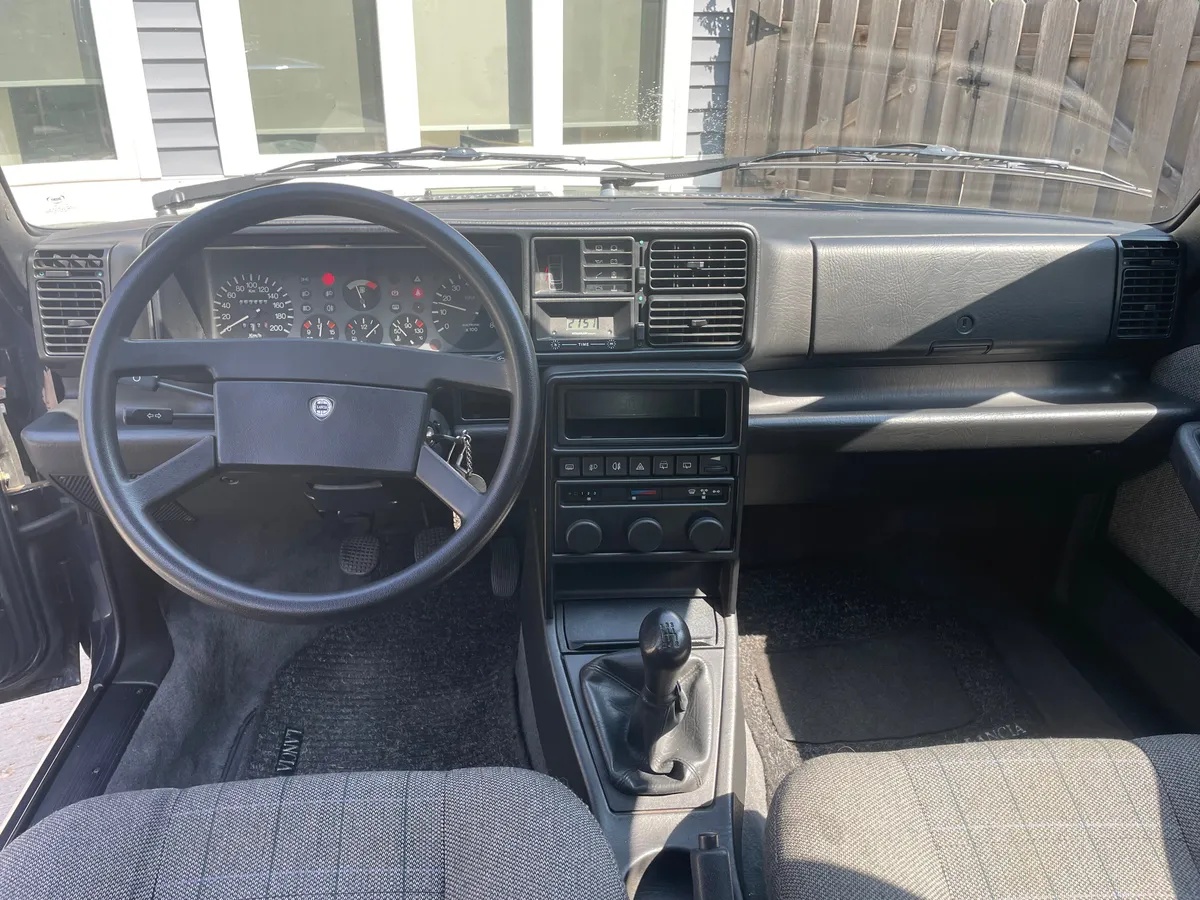 Lancia-Delta-1992-Madras-Blue-Gray-Cloth-Upholstery-9